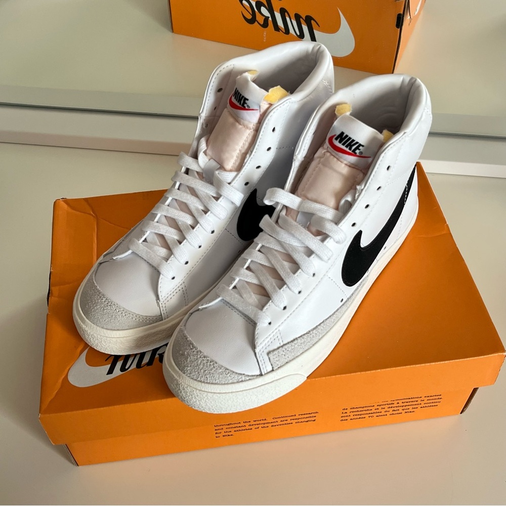 Nike Women’s White Blazer Mid ‘77
